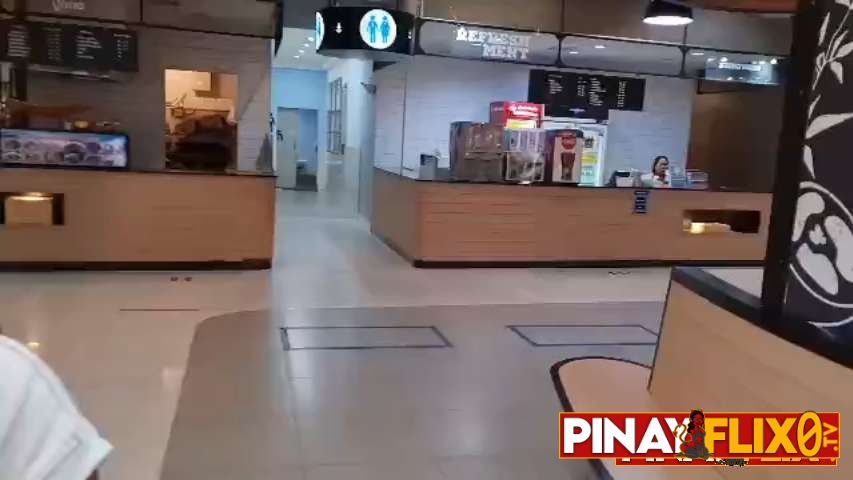 Niyayang Kumain sa Food Court Humantong sa Kainan